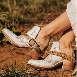 NWT Freebird White and Tan Western Ankle Boots